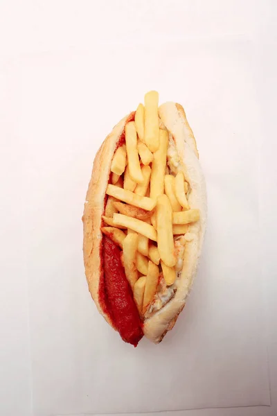Delicioso Hot Dog Casero Sobre Mesa Con Papas Fritas —  Fotos de Stock