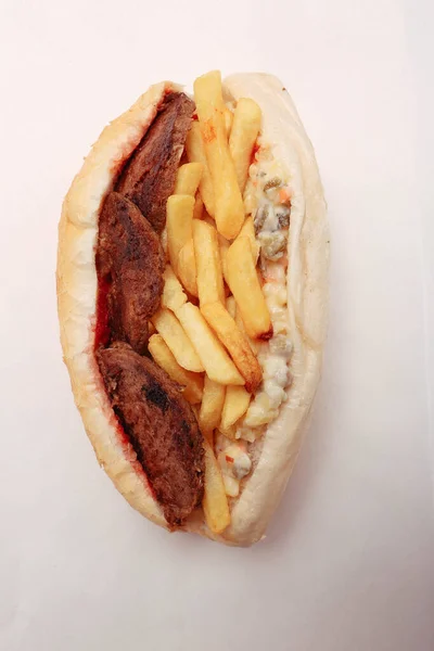 Leckerer Hausgemachter Hotdog Auf Dem Tisch Mit Pommes — Stockfoto