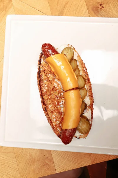 Delicioso Hot Dog Casero Sobre Mesa Con Papas Fritas —  Fotos de Stock