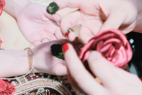 Colocando Mãos Henna Noiva Noite Henna — Fotografia de Stock