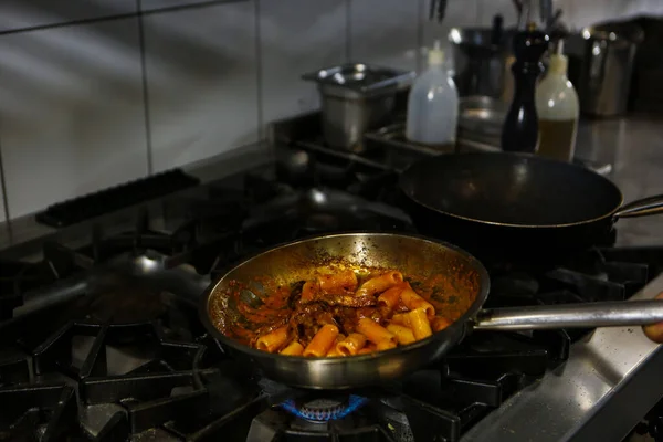 Topf Mit Nudeln Auf Dem Herd Kochen — Stockfoto