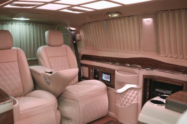 Lüks modern pembe araba iç mimarisi.