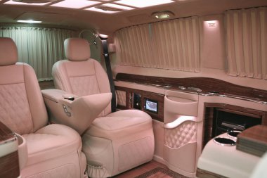 Lüks modern pembe araba iç mimarisi.