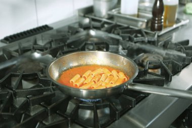 soba yangın pişirme makarna ile pota