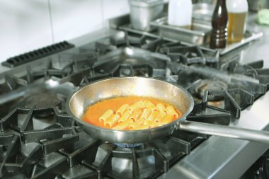 soba yangın pişirme makarna ile pota