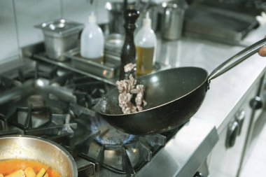 soba yangın pişirme makarna ile pota