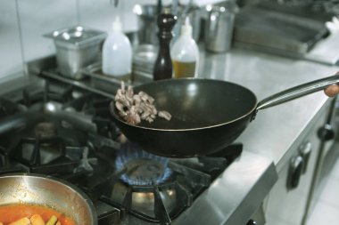 soba yangın pişirme makarna ile pota