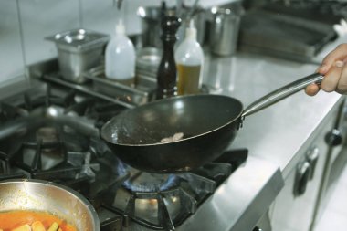 soba yangın pişirme makarna ile pota