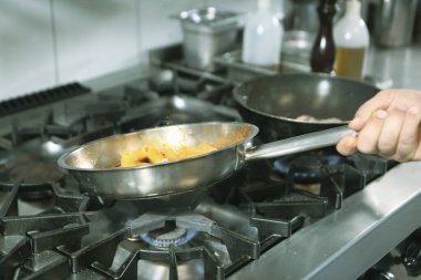 soba yangın pişirme makarna ile pota