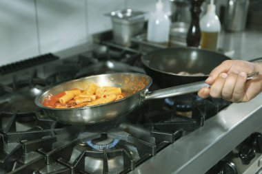 soba yangın pişirme makarna ile pota