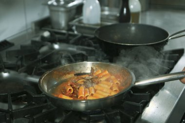 soba yangın pişirme makarna ile pota