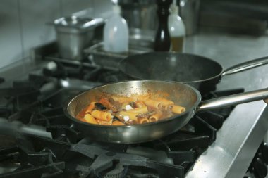 soba yangın pişirme makarna ile pota