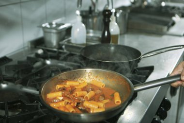 soba yangın pişirme makarna ile pota