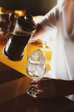 Kahve odasında kahve hazırlayan barista.