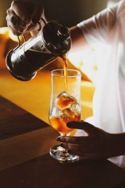 Kahve odasında kahve hazırlayan barista.