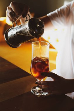 Kahve odasında kahve hazırlayan barista.