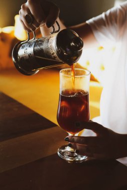 Kahve odasında kahve hazırlayan barista.