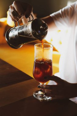 Kahve odasında kahve hazırlayan barista.