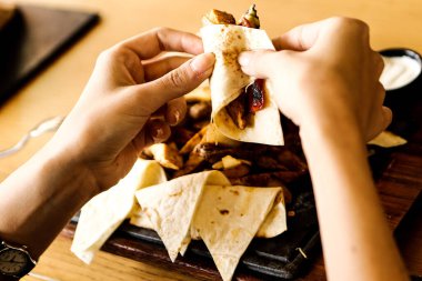 Masada lezzetli tavuk yemeği