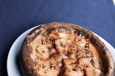 Tereyağı soslu kızarmış deniz ürünleri karidesi.