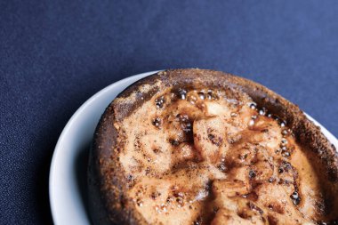 Tereyağı soslu kızarmış deniz ürünleri karidesi.