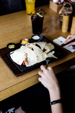Masada lezzetli tavuk yemeği