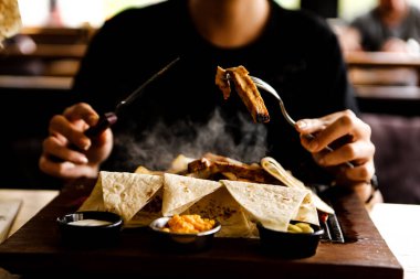 Masada lezzetli tavuk yemeği