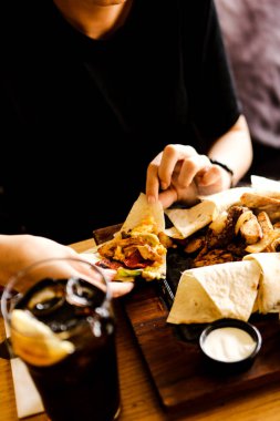 Masada lezzetli tavuk yemeği