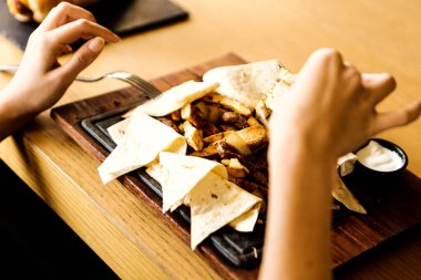Masada lezzetli tavuk yemeği