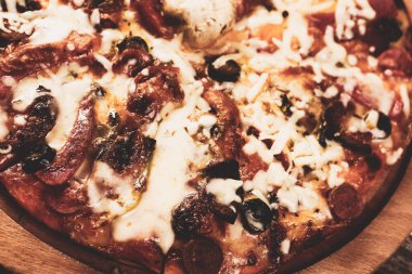 Lezzetli karışık İtalyan pizzası.