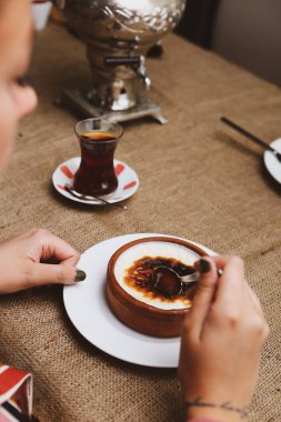 Geleneksel Türk sütlü pudingi.