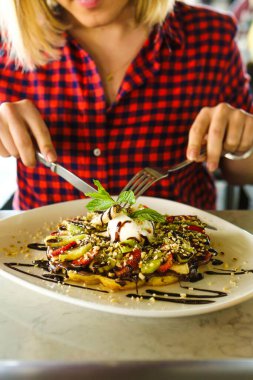 Çikolata soslu lezzetli waffle. 