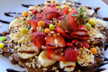 Çikolata soslu lezzetli waffle. 