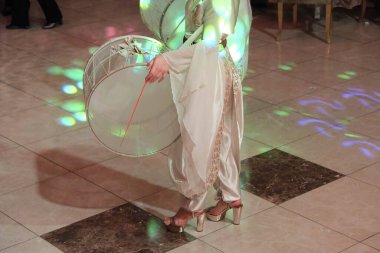 Davulcu, Türk davulcu sahnede 