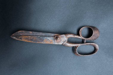 Beyaz arkaplanda paslı ve eski makas