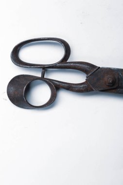 Beyaz arkaplanda paslı ve eski makas