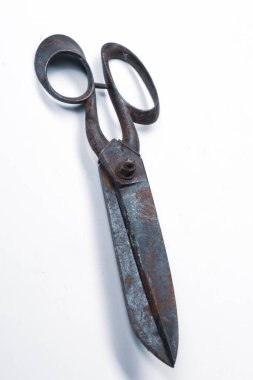 Beyaz arkaplanda paslı ve eski makas