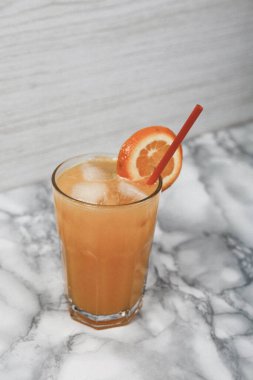 Bir bardak lezzetli portakal suyu.