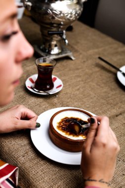 Geleneksel Türk sütlü pudingi.