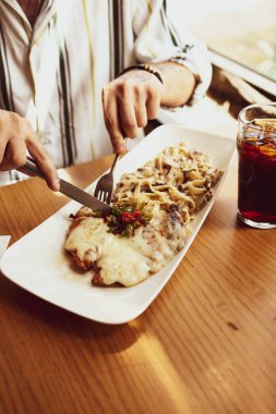 Lezzetli soslu lezzetli klasik İtalyan makarnası..