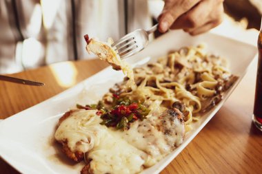 Lezzetli soslu lezzetli klasik İtalyan makarnası..