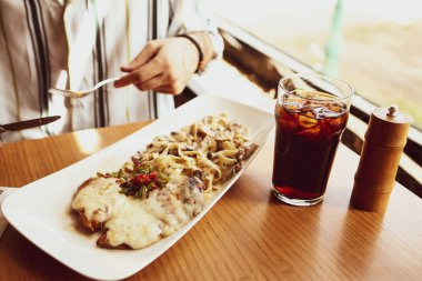 Lezzetli soslu lezzetli klasik İtalyan makarnası..
