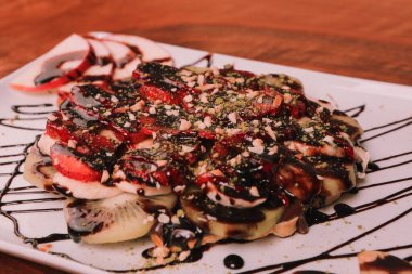 Çikolata soslu lezzetli waffle. 