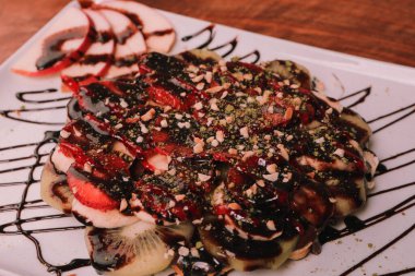 Çikolata soslu lezzetli waffle. 