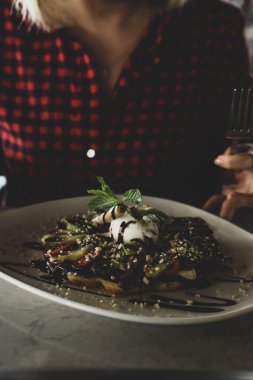 Çikolata soslu lezzetli waffle. 