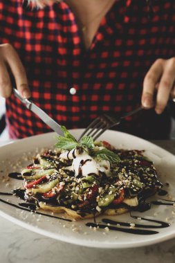 Çikolata soslu lezzetli waffle. 