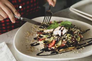 Çikolata soslu lezzetli waffle. 