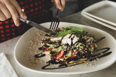 Çikolata soslu lezzetli waffle. 