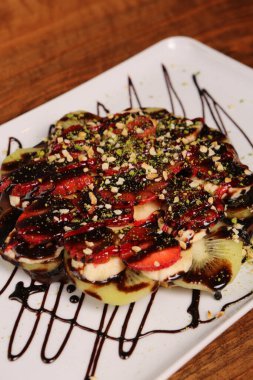 Çikolata soslu lezzetli waffle. 