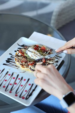 Çikolata soslu lezzetli waffle. 